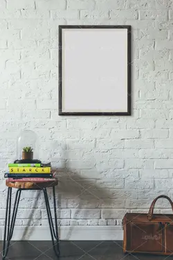 موکاپ تابلو به دیوار چسبیده شده  در نماهای مختلف منزل و سالن پذیرایی