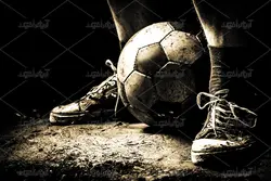 عکس با کیفیت فوتبالیست با توپ چهل تیکه قدیمی و خاکی