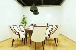 موکاپ دفتر  و تابلو های به دیوار زده شده در فضای سالن شرکت