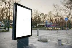 موکاپ تابلوی تبلیغات خیابانی  بدون تصویر و خام در نماهای مختلف