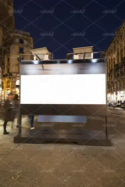 موکاپ تابلوی تبلیغات خیابانی  بدون تصویر و خام در نماهای مختلف