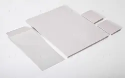 موکاپ برگه کاغذ سفید و کارت ویزیت و پاکت نامه