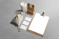 موکاپ برگه روی تخته شاسی در کنار نان فانتزی و فلفل  روی میز