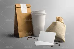 موکاپ برگه روی تخته شاسی در کنار نان فانتزی و فلفل  روی میز