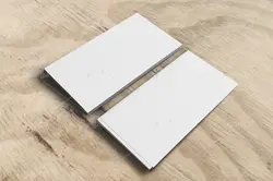 موکاپ برگه و پاکت نامه روی میز کار هم