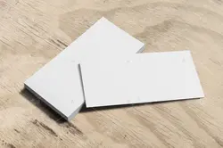 موکاپ برگه و پاکت نامه روی میز کار هم