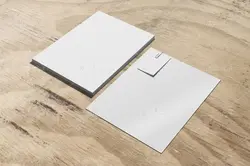 موکاپ برگه و پاکت نامه روی میز کار هم