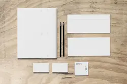 موکاپ برگه و پاکت نامه روی میز کار هم