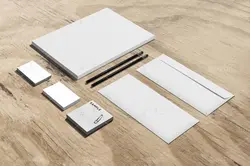 موکاپ برگه و پاکت نامه روی میز کار هم