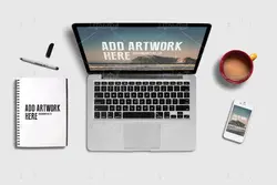 موکاپ آلبوم عکس با وسایل شخصی کیف و کلاه همراه رایانه