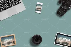 موکاپ آلبوم عکس با وسایل شخصی کیف و کلاه همراه رایانه