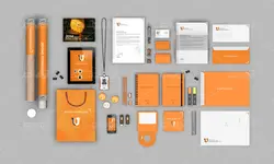 موکاپ ست اداری سفید و نارنجی با تبلت و لباس وکلاه