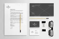 موکاپ برگه  قرارداد و کارت ویزیت روی میز همراه عینک