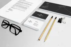 موکاپ برگه  قرارداد و کارت ویزیت روی میز همراه عینک