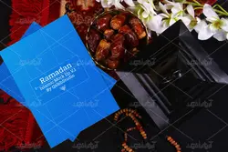 موکاپ پوشه و دفترچه روی میز و ظرف خرما کنار فانوس