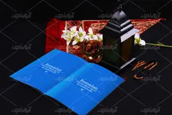 موکاپ پوشه و دفترچه روی میز و ظرف خرما کنار فانوس