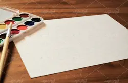 موکاپ برگه طراحی از نمای بغل روی میز چوبی