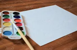 موکاپ برگه طراحی از نمای بغل روی میز چوبی