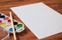 موکاپ برگه طراحی از نمای بغل روی میز چوبی