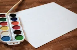 موکاپ برگه طراحی از نمای بغل روی میز چوبی