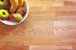 موکاپ لبتاب و دفترچه روی میز و پس زمینه آشپزخانه