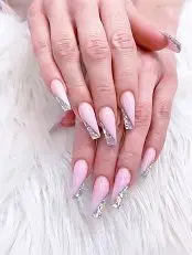 عکس با کیفیت ناخن کاشته شده با لاک صورتی فانتزی با نگین