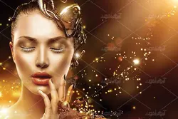 عکس با کیفیت صورت خانم با  آرایش و میکاپ طلایی همراه با مژه وناخن