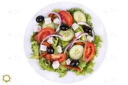 عکس با کیفیت ظرف سالاد با زیتون و تکه های پنیر