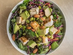 دانلود عکس با کیفیت سالاد توکیو با تکه های نان و بادام