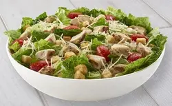 دانلود عکس با کیفیت سالاد سزار در ظرف سفید