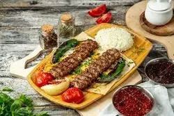 عکس غذای کباب کوبیده با برنج و مخلفات روی تخته