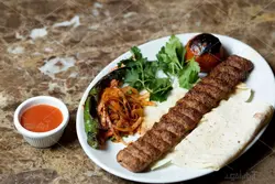 دانلود عکس با کیفیت کباب کوبیده با نان و مخلفات در ظرف سفید