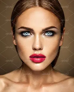 دانلود عکس با کیفیت مدل خانم با رژ لب و مژه کاشته شده