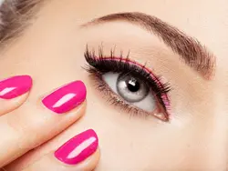دانلود عکس با کیفیت خانم با لاک صورتی و مژه مشکی