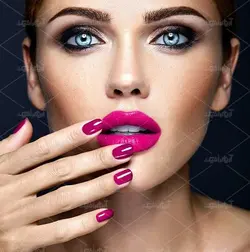 دانلود عکس با کیفیت خانم با رژ لب و ناخن صورتی مناسب سالن زیبایی