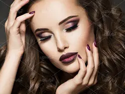 دانلود عکس با کیفیت خانم با لاک و مژه های رنگی بنفش