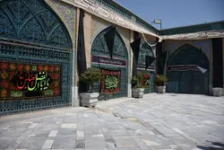 دانلود عکس با کیفیت مسجد امام خمینی با پرچم مشکی مناسب محرم