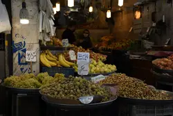دانلود عکس با کیفیت میوه جات در مغازه میوه فروشی