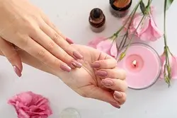 عکس مدل سالن زیبایی لاک صورتی ناخن