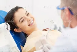 عکس دختر با لبخند در دندانپزشکی