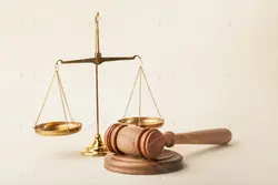 دانلود عکس با کیفیت ترازوی عدالت طلایی و چکش قضاوت چوبی