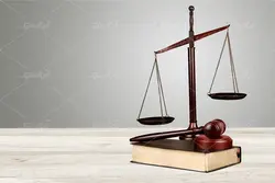 دانلود عکس مفهومی عدالت و ترازوی عدالت با میز و چکش قضاوت و کتاب قانون