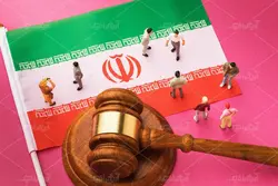 دانلود عکس با کیفیت قاضی پرچم و کشور و مفهوم محاکمه و جامعه ایرانی و پس زمینه صورتی