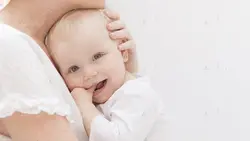 دانلود عکس با کیفیت نوزاد در بقل مادر با لباس سفید