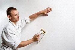 عکس باکیفیت مرد در حال گچ کاری دیوار