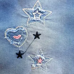 شلوارک لی دخترانه طرح ستاره گلدوزی شده با کمر کشی دارای چهار جیب پشت و پهلو