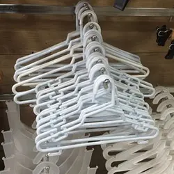 چوب لباسی استاندارد سفید