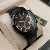 ساعت رومانسون مردانه بندچرمی فیکس قفل کلیپسی سه موتور فعال کرنوگراف ضدآب تاریخ شمار زیبا مشکی رزگلد