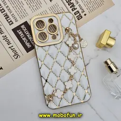 قاب گوشی iPhone 14 Pro آیفون طرح ژله ای پافر لوزی دستبندی مرواریدی گلد لاین دور طلایی محافظ لنز دار سفید کد 168