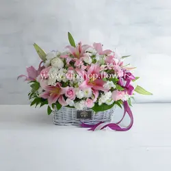 خرید سبد گل لیلیوم صورتی به صورت آنلاین با روبان بنفش - VIP